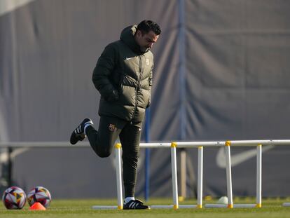El entrenador del Barcelona, Xavi Hernández, durante la sesión de ayer en la ciudad deportiva Joan Gamper.