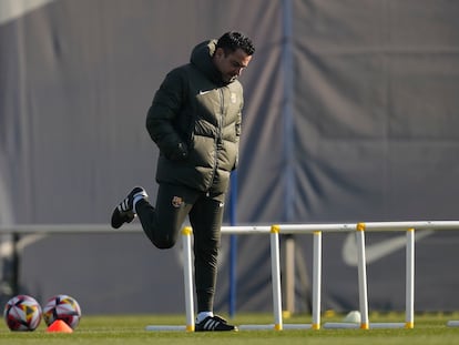 El entrenador del Barcelona, Xavi Hernández, durante la sesión de ayer en la ciudad deportiva Joan Gamper.