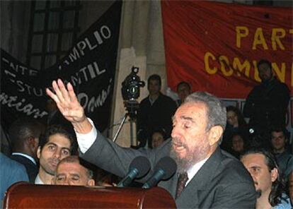 Fidel Castro se dirige a los estudiantes a las puertas de la Facultad de Derecho en Buenos Aires.