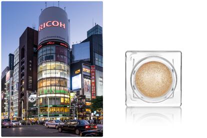 Ginza es sinónimo de modernidad y tecnología. Una meca en donde las boutiques de lujo se mezclan con edificios contemporáneos. También la sede de Shiseido está situada en este caótico distrito y, su autor, Ricardo Bofill, nos da una pista de su riqueza arquitectónica: rascacielos que experimentan con los relieves, edificios que parecen de cristal y neones que le ganan el pulso en a la oscuridad. Porque no hay nada más importante en la estética japonesa que la luz. De la misma forma que los edificios juegan con la iluminación de la ciudad, Shiseido ha utilizado tecnología revolucionaria para proponernos una textura con la que esculpir el rostro a base de destellos. En un formato minimalista de cristal, el iluminador Aura Dew contiene perlas ultraligeras que se posan en el rostro para un acabado luminoso y natural.