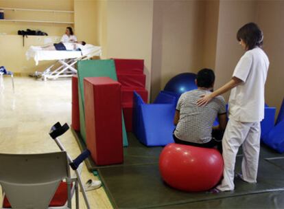 Pacientes hacen rehabilitación en la Unidad Asistencial San Vicente de Madrid.