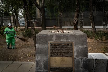 Una trabajadora barre hojas en la Plaza de los compositores tras la base donde solía estar el busto de Consuelo Velázquez.