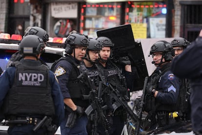 Agentes de la unidad del servicio de emergencias de la policía de Nueva York, en una calle cerca de la estación de metro de Brooklyn donde ha parado el tren donde se ha producido el tiroteo. Según las autoridades, 10 personas han sido alcanzadas por las balas, de las cuales 5 están en estado crítico pero estable. Otras 6 han sido atendidas por heridas o inhalación de humo.