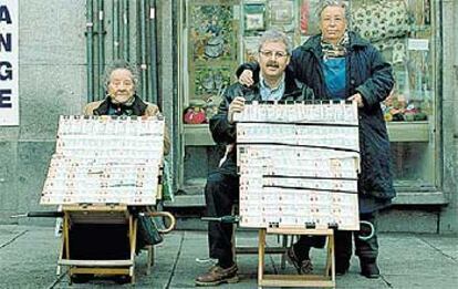 El empresario Xavier Gabriel, creador de "La Bruja de Oro", con sus colegas de la Puerta del Sol de Madrid.