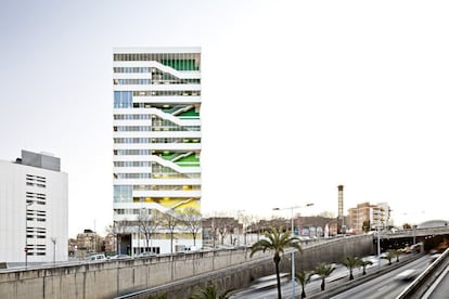 <b>Pau Vidal, Sergi Pons y Ricard Galiana.</b> Via Favència 348/350. El proyecto, con el que sus autores ganaron en 2011 el Premio Ciudat de Barcelona en la categoría de arquitectura y urbanismo, incluye un centro deportivo, una residencia y un edificio de viviendas tuteladas para gente mayor resuelto mediante anchos pasillos, colores vivos, escaleras exteriores y cubiertas soleadas, generando a su alrededor un espacio público que se extiende desde la calle hasta definir una plaza que da acceso a los diferentes equipamientos.