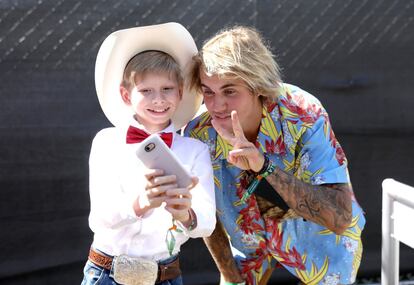 El cantante Justin Bieber con la sensación viral del momento Mason Ramsey más conocido como The Walmart Yodeling Boy.