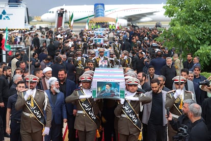 En esta foto publicada por la Oficina de la Presidencia de Irán, miembros del ejército llevan los ataúdes cubiertos con la bandera del presidente Ebrahim Raisi y sus acompañantes, quienes fallecieron en un accidente de helicóptero el domingo en una región montañosa del noroeste del país.