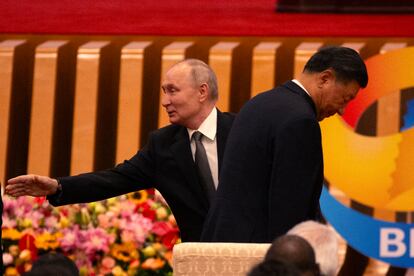 El presidente ruso, Vladímir Putin (izquierda), saluda a asistentes al III Foro de la Nueva Ruta de la Seda, en Pekín, tras encontrarse con el líder chino, Xi Jinping.