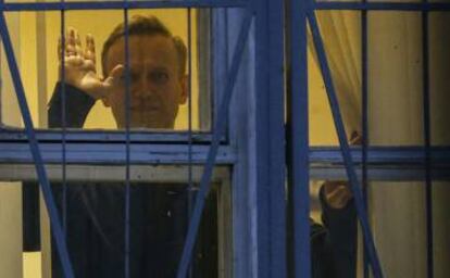 Alexéi Navalny saluda desde la ventana de una comisaría el 29 de septiembre de 2017.