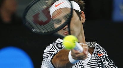 Federer golpea la bola durante el partido contra Berdych.