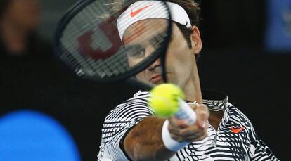 Federer golpea la bola durante el partido contra Berdych.