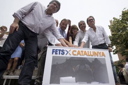 El presidente catalán Carles Puigdemont y el expresidente Artur Mas acompañan a varios candidatos de Convergència en un mitin en Barcelona