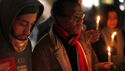 Um grupo de egípcios presta homenagem aos mortos na França diante da embaixada francesa no Cairo.