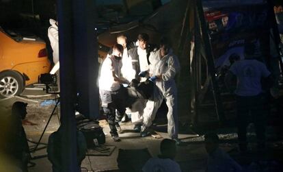 Policías evacuan un cuerpo de una de las victimas del atentado del aeropuerto de Atatürk.