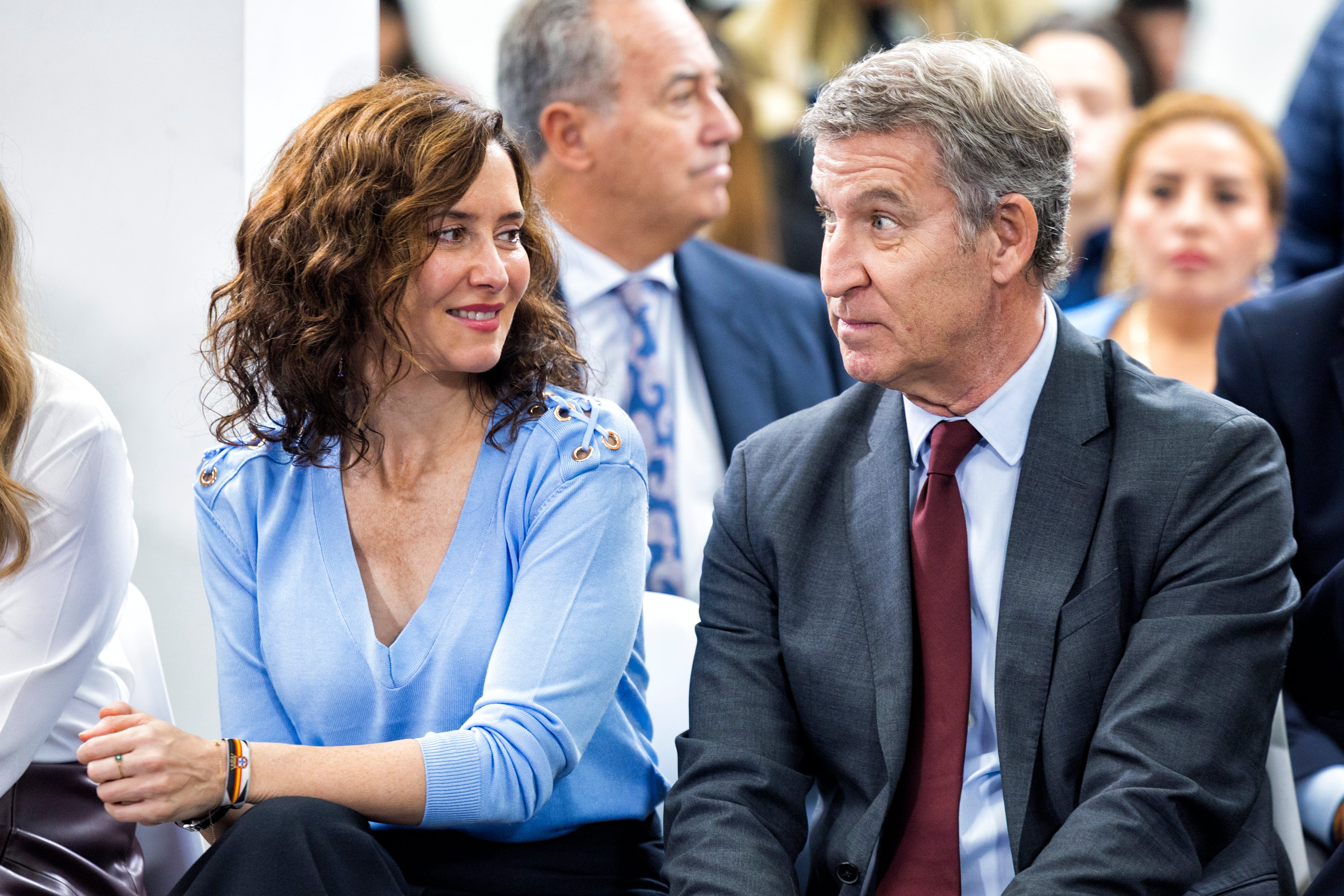 El presidente del Partido Popular, Alberto Núñez Feijóo, y la presidenta de la Comunidad de Madrid, Isabel Díaz Ayuso, este martes en Madrid.