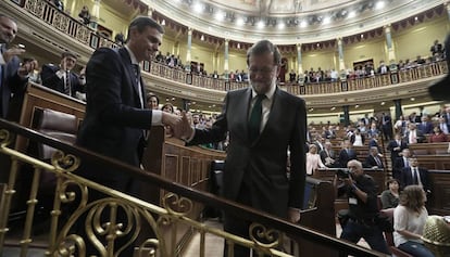 Rajoy felicita Sánchez després de ser investit. 