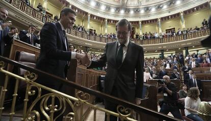 Rajoy felicita Sánchez després de ser investit. 