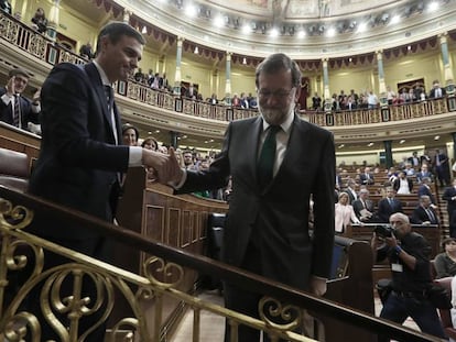 Rajoy felicita Sánchez després de ser investit. 