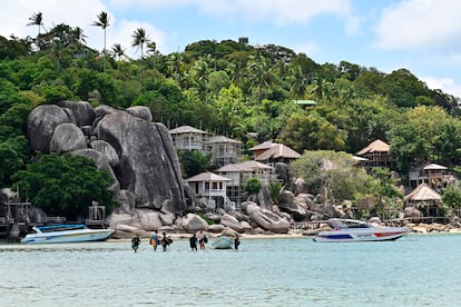 A group of tourists prepare to go diving in Koh Tao (Thailand).