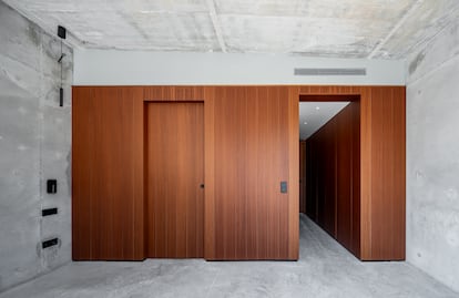 Los paneles de madera separan los baños es lo más parecido a un tabique que hay en el inmueble.