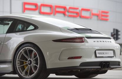 Foto de febrero del año pasado de un Porsche 911 aparcado ante la sede del fabricante en Stuttgart.