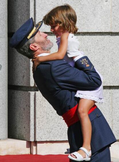 Julio Rodríguez, con su hija, tras tomar posesión como Jemad.