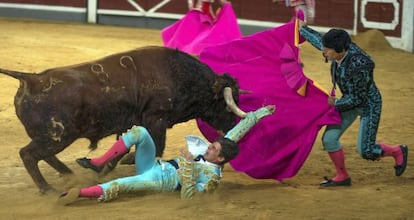 El diestro David Galv&aacute;n sufre una grave cogida en Ja&eacute;n ante su segundo toro de la tarde, durante la corrida del segundo festejo taurino de la Feria de San Lucas de Ja&eacute;n.