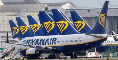 Avión de Ryanair parado en un aeropuerto.