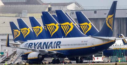 Avión de Ryanair parado en un aeropuerto.  