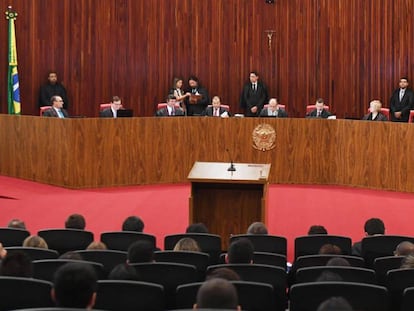 O Tribunal Superior Eleitoral, neste terça-feira, na sessão que vota o processo que pede a cassação do presidente.