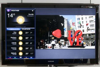 Un televisor con el servicio del tiempo de Yahoo!