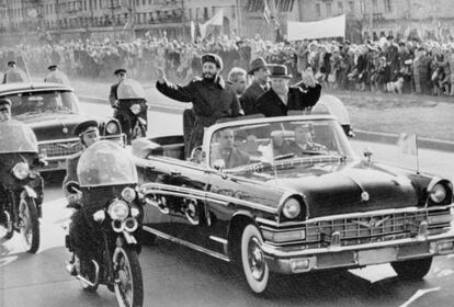 Fidel Castro saluda a la gente que le aclama tras su llegada a Moscú. Va en un coche descubierto junto al líder soviético Nikita Khruschev el 28 de abril de 1963. A lo largo de los 38 días que duró su viaje, Fidel Castro visitó desde Severodvinsk (en el noroeste de Rusia) hasta Samarcanda (actualmente en Uzbekistán) en un viaje largo y singular.