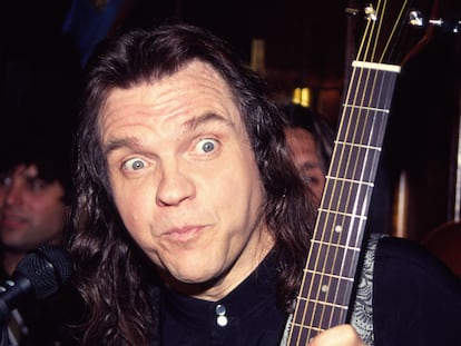 Meat Loaf, de nombre real Marvin Lee Aday, posa con una guitarra acústica en el Hard Rock Cafe de Nueva York en 1993, el mismo año en que logró su mayor éxito en listas con 'I'd do anything for love (but I won't do that)'.