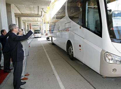 Tras la recepción en el aeropuerto madrileño, Gallardón y el presidente del Comité Olímpico Español, Alejandro Blanco, despiden a los comisionados, que se trasladan en autobús a la capital.