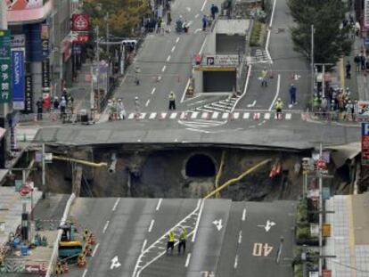 Un vídeo grabado con una cámara de seguridad muestra el tapado de un hoyo de 15 metros en Fukuoka
