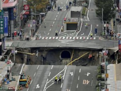 Un vídeo grabado con una cámara de seguridad muestra el tapado de un hoyo de 15 metros en Fukuoka