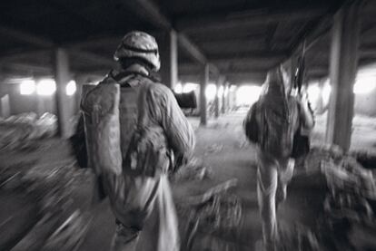 En esta secuencia, tomada durante una de las patrullas de la Compañía Bravo de los Marines por Faluya, descubren a un francotirador escondido entre las ruinas de una nave industrial.