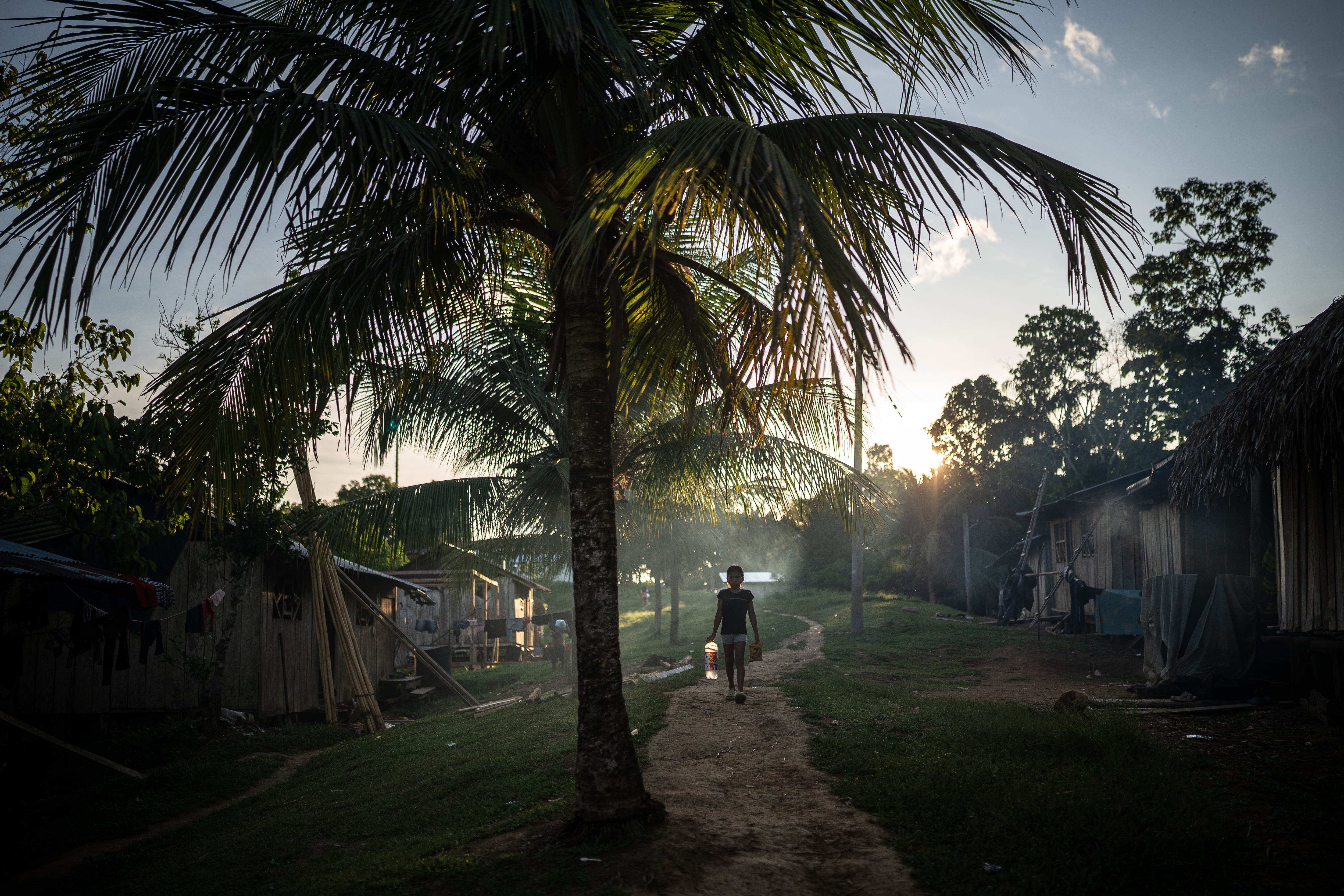 Un niño carga agua en la comunidad “La Libertad” en límites con la frontera con Perú en el Amazonas (Colombia) el 13 de diciembre del 2024. 