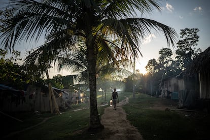 A child carries water in the “La Libertad” community on the border with Peru in Amazonas (Colombia), December 13, 2024.