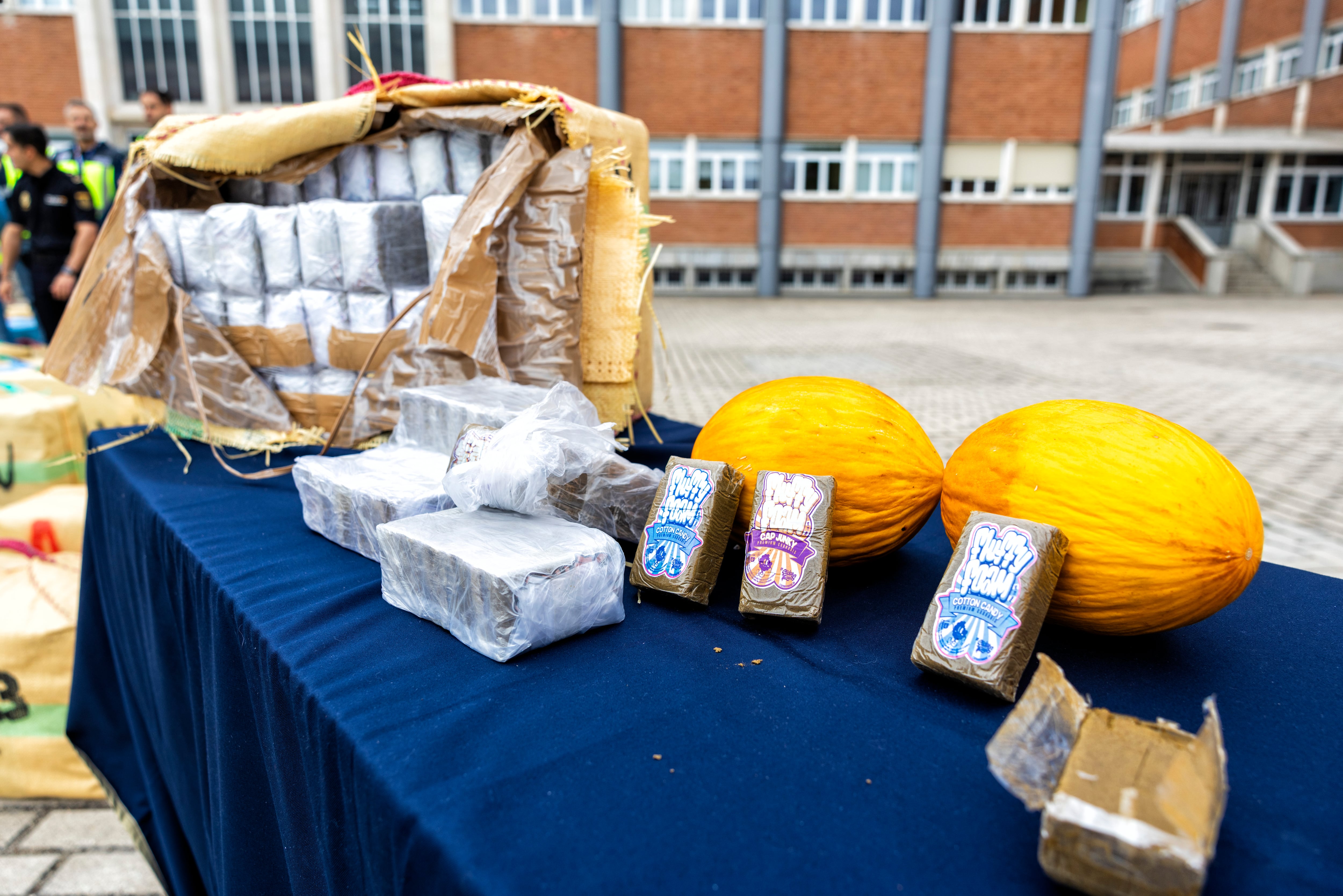 Algunas de las pastillas del cargamento de 11 toneladas intervenido por la Policía Nacional en Málaga este septiembre, junto a dos melones se emplearon para tapar el contenido del camión.