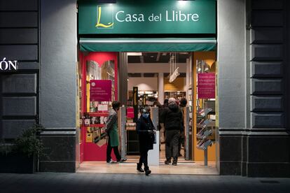 Casa del Libro de Paseo de Gràcia, de Barcelona, dos días antes del cierre obligatorio de librerías de más de 400 metros cuadrados.