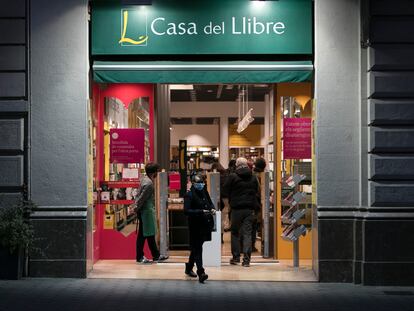 Casa del Libro de Paseo de Gràcia, de Barcelona, dos días antes del cierre obligatorio de librerías de más de 400 metros cuadrados.