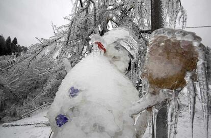 En los lugares más afectados, como en la localidad de Jezersko, en el norte, el Ejército ha sido encargado de llevar a los vecinos ayuda humanitaria en carros de combate. En la imagen, un muñeco de nieve cubierto de hielo en Prestranek (Eslovenia), 4 de febrero de 2014.