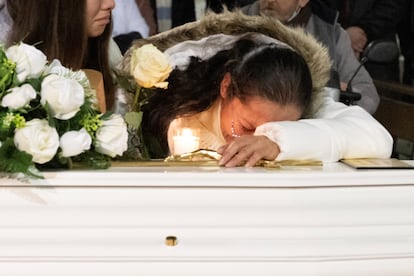 Una mujer llora sobre el ataúd de Vanesa, este viernes durante una misa celebrada en la localidad francesa de Tonneins.