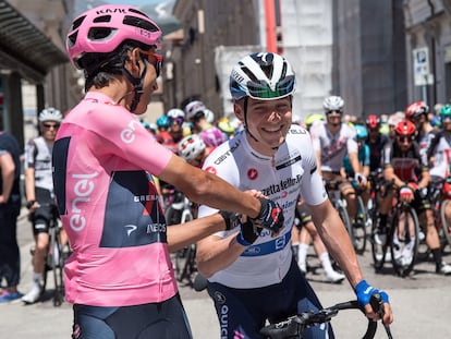 Egan y Remco se saludan antes del comienzo de la etapa de Foligno.