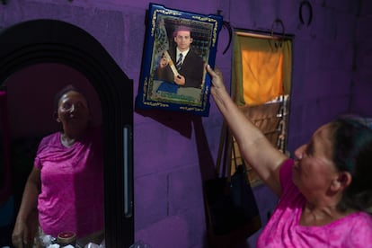 Pilar Amaya, 42 muestra un retrato de su hijo Walter Amaya,  detenido por el régimen de Nayib Bukele.