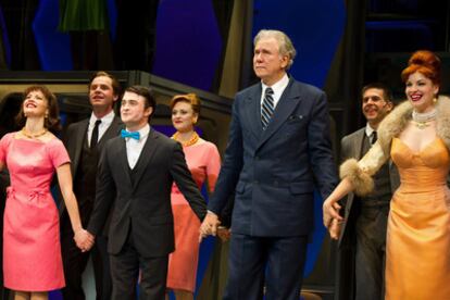 El actor Daniel Radcliffe (segundo por la izquierda, con pajarita azul) en un momento de la obra que interpreta en Broadway, <i>How to Succeed in Business Without Really Trying</i>.