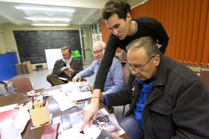 Yanis Lammari es estudiante del primer año del máster de administración financiera de la Toulouse Business School (TBS) e impulsor del proyecto 'Arte al margen", para el que repartieron cámaras desechables con un carrete de 27 fotos a siete personas sin hogar que viven en Barcelona para que retraten sus rincones favoritos de la ciudad: "La idea de esta exposición es alejar a estas personas sin hogar del estereotipo de violencia y miseria y de humanizarlos de nuevo, no pensar que sólo quieren dinero", explica Lammari. En la foto, selecciona junto a los participantes las imágenes que componen la muestra.