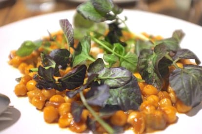 Garbanzos con langostinos y ternera, un platazo