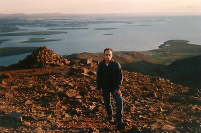 Carles Lalueza-Fox em uma foto de 2001, com Reykjavik ao fundo.